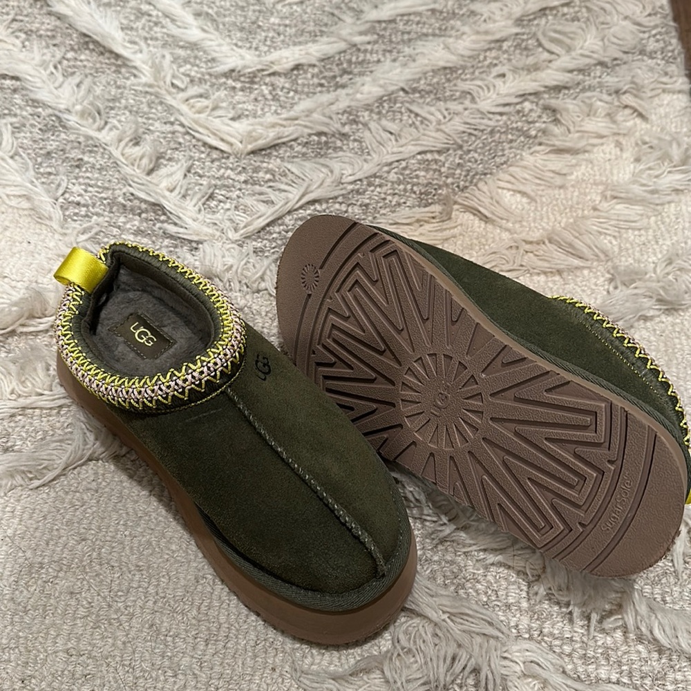 New with out tags size  6 UGG TASMAN! Never worn 100% authentic